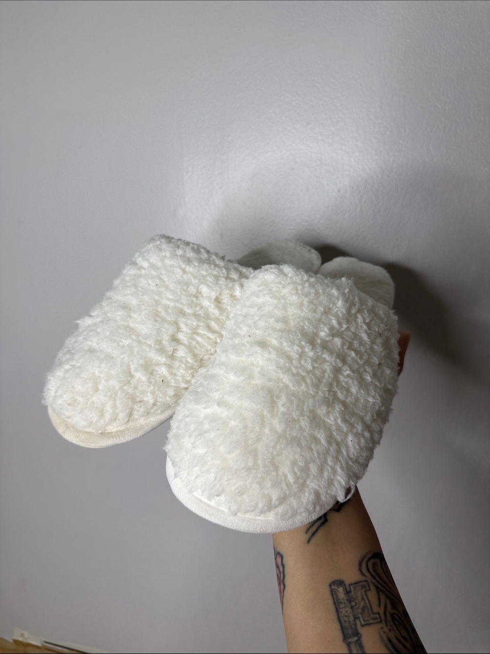 Potterybarn Cozy White Teddy Fuzzy Slippers Size Medium